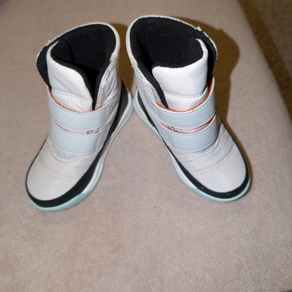 Box#6 Sorel Kids White and Light Gray Boots
